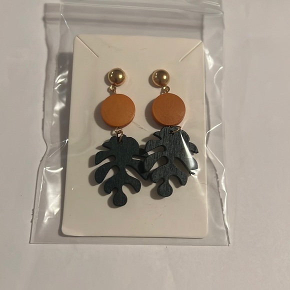 Jewelry - Cute, palm leaf, post, Dahle, Earrings, NWT